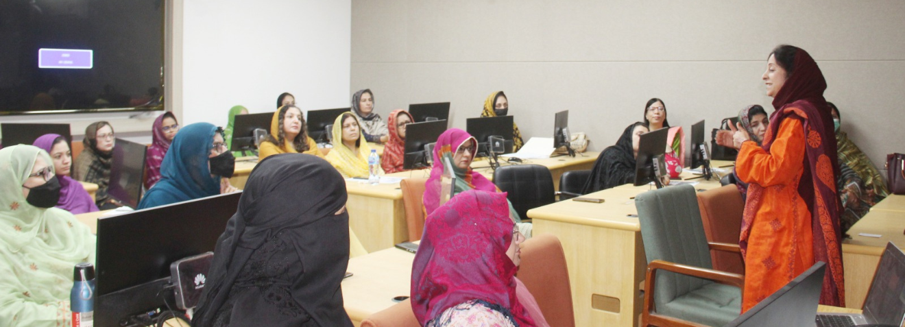 Prof. Dr. Rubina Mushtaq, Vice Chancellor addressing the WEMP Session on "Navigating the Challenges in Higher Education with Insight and Innovation" at SBKWU, Quetta (9/4/2025)