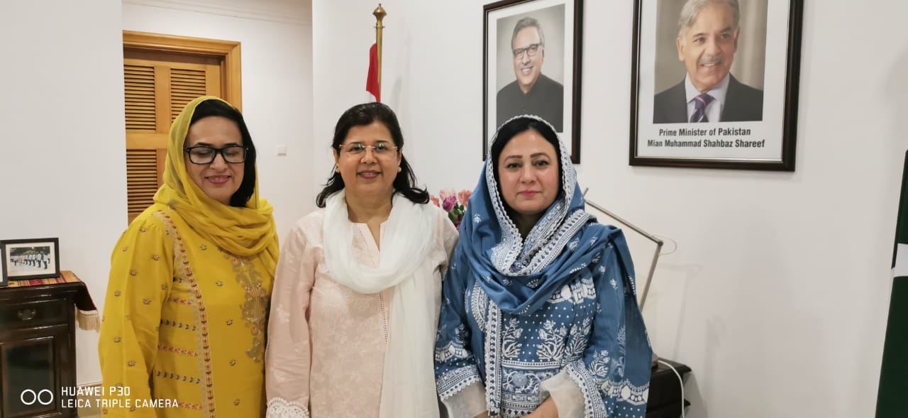 Vice Chancellor SBKWU Along with Ms.Rukhsana Afzaal Pakistan High Commissioner to Singapore